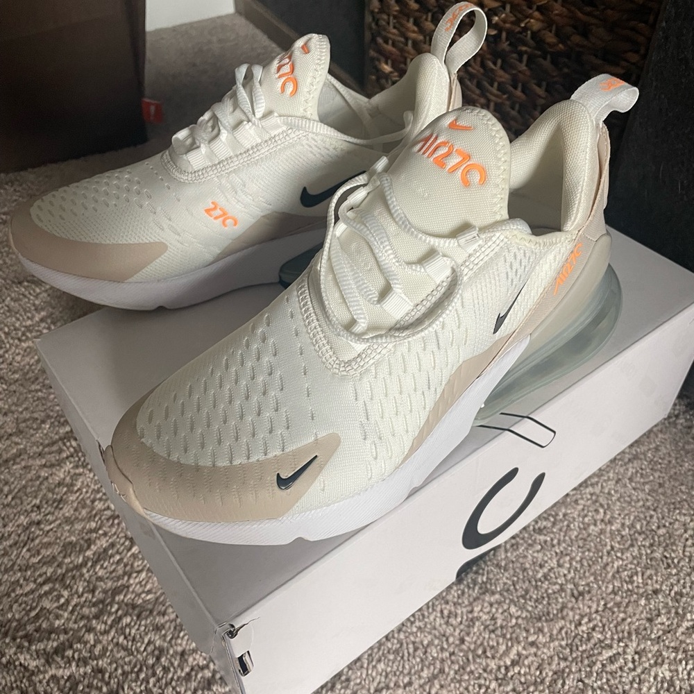 Nike Women's Air Max 270 Shoes size 8